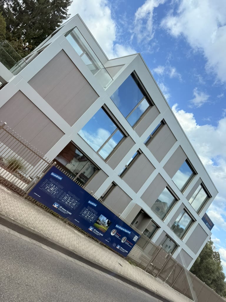 Fertiggestelltes modernes Wohngebäude