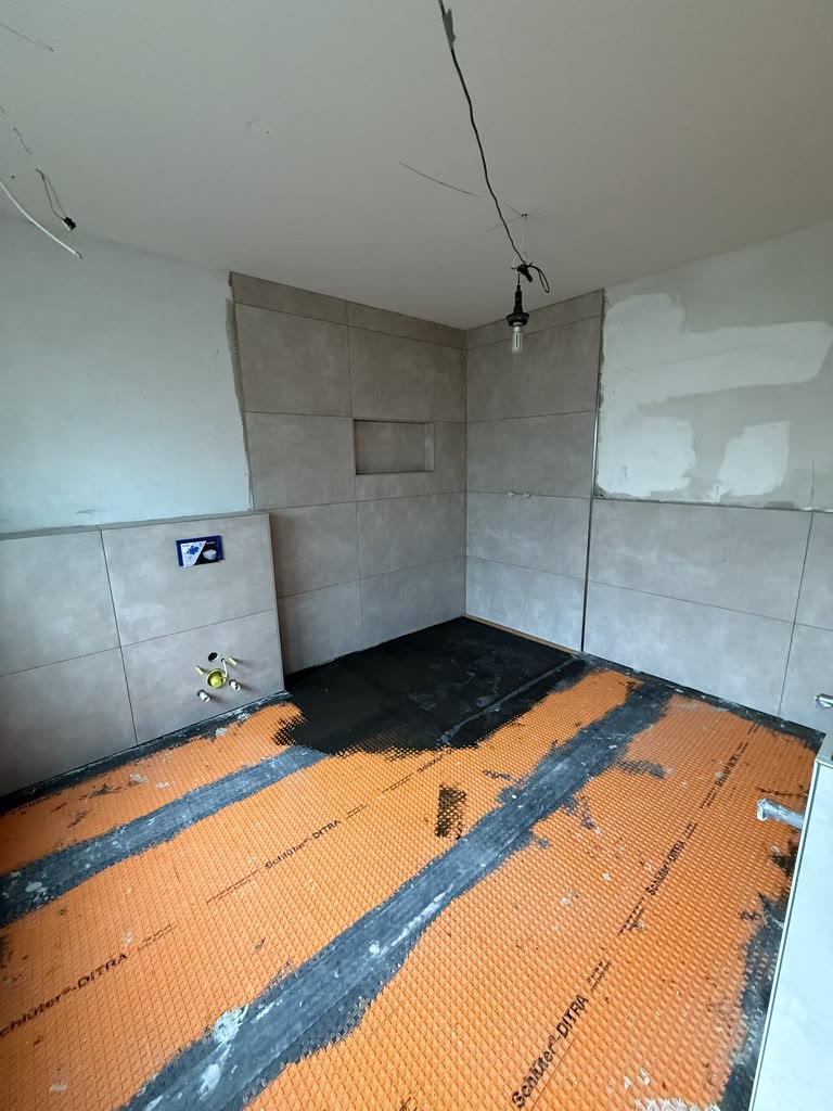 Fachgerechte Abdichtung vor der Fliesenverlegung im Badezimmer