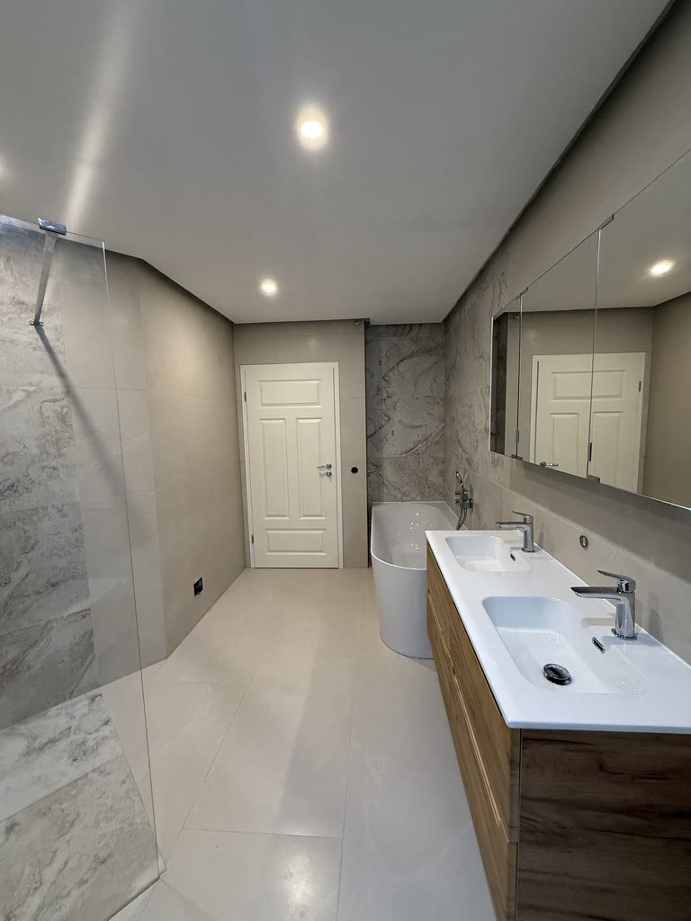 Modernes Badezimmer mit großformatigen Fliesen aus einem tentia Projekt