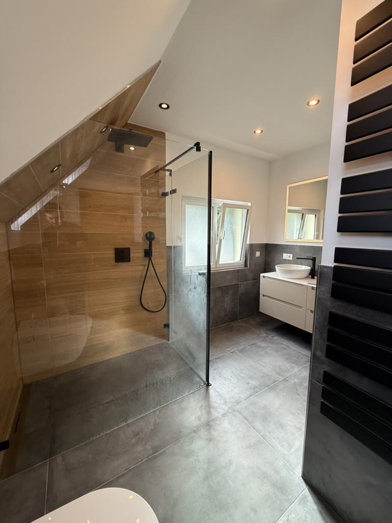 Dachbad mit bodengleicher Dusche und Fliesen in Holzoptik
