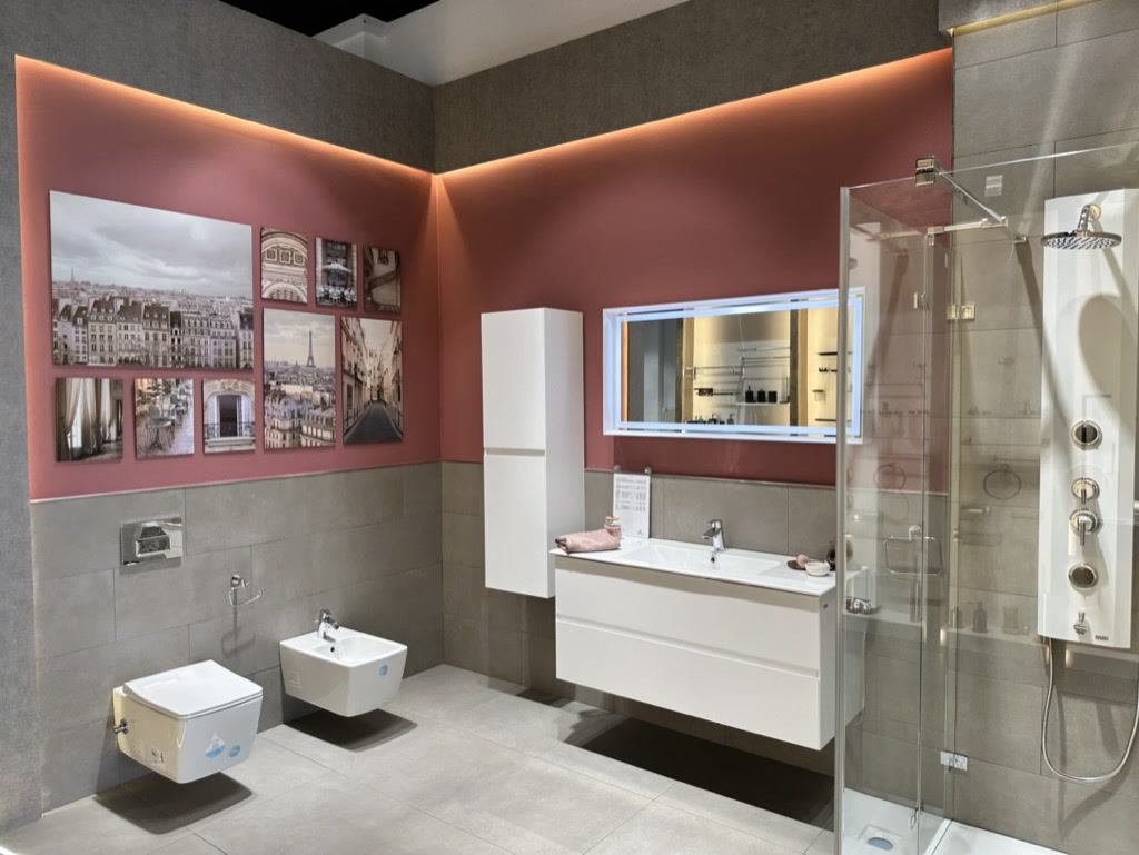 Moderne Badmöbel und Duschlösung im tentia Showroom