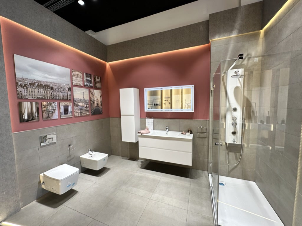 Moderne Badwelt mit rosafarbener Akzentwand im tentia Showroom