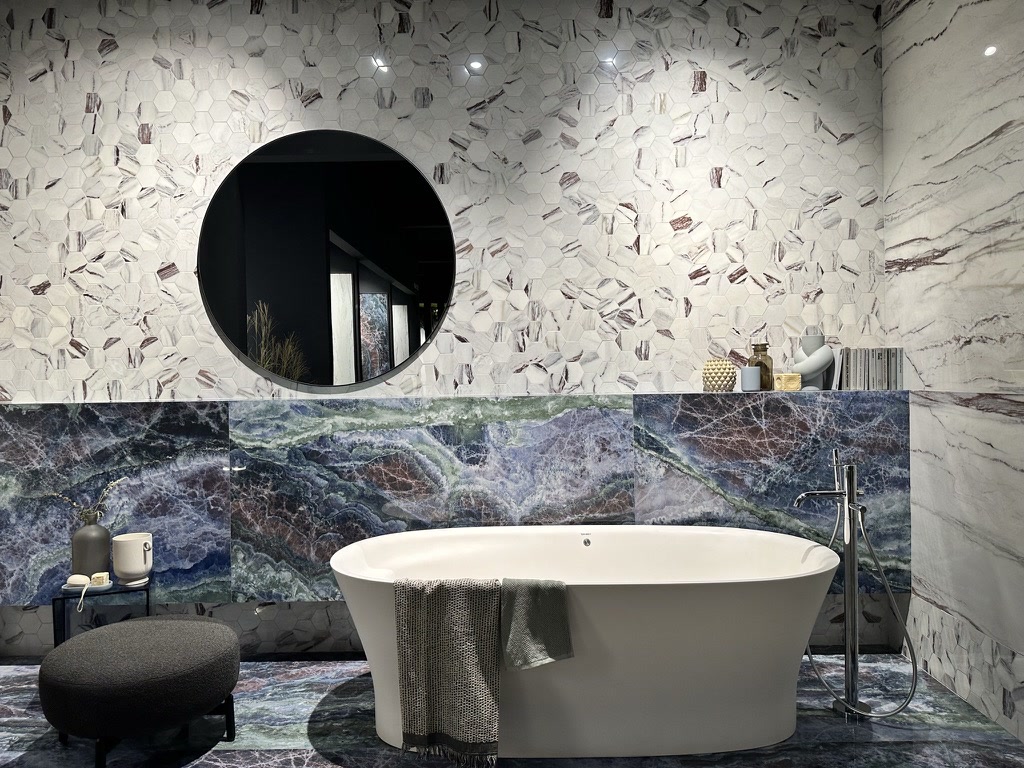 Freistehende Badewanne vor ausdrucksstarken Fliesen im tentia Showroom