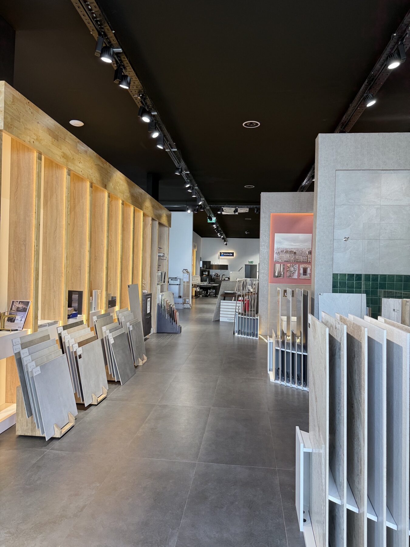 Blick durch den tentia Showroom mit Fliesen- und Badausstellung