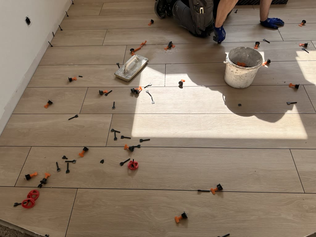Verlegung von Holzoptikfliesen mit Nivelliersystem